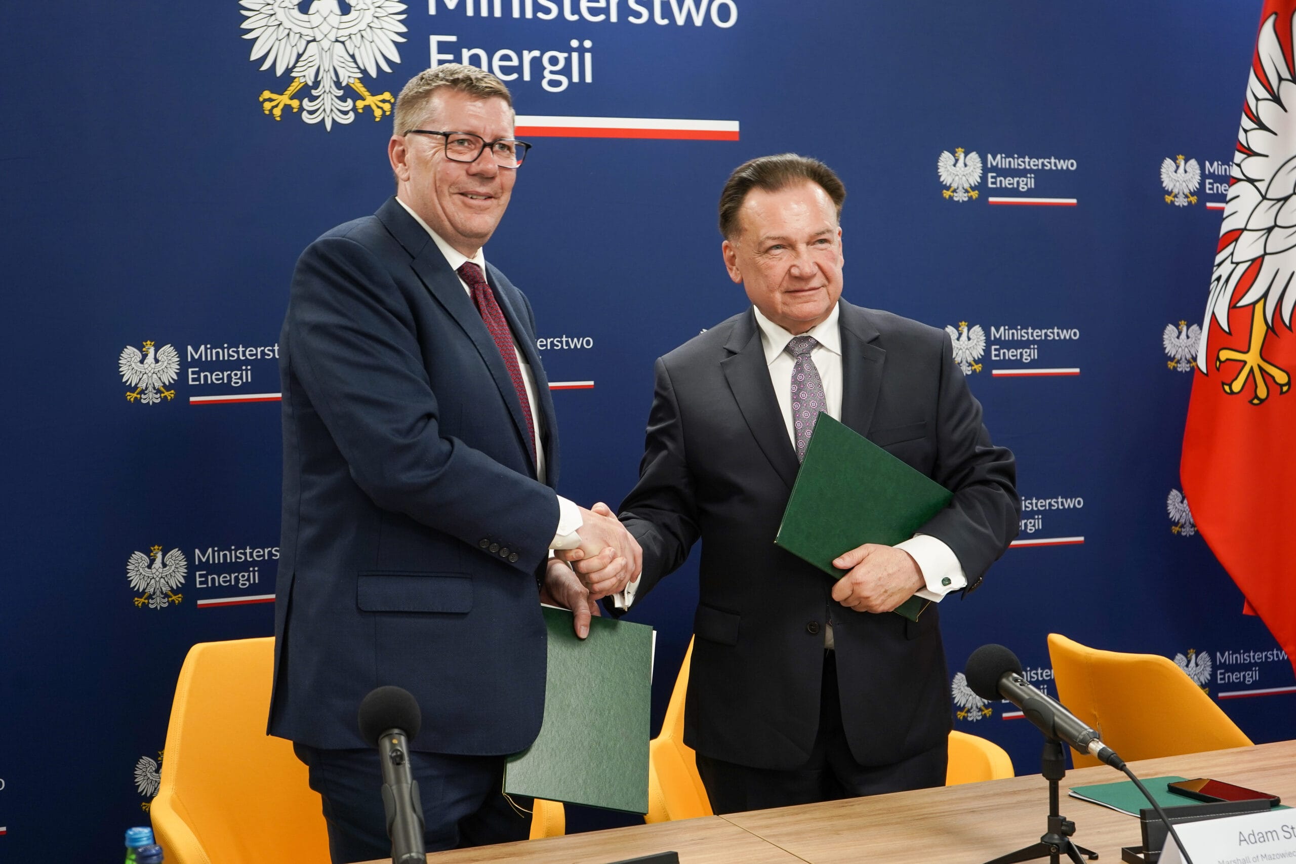 Premier Scott Moe shakes hands after signing an MOU in Poland